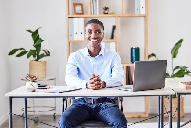 Büro eines schwarzen Mannes und Porträt eines Buchhaltungsleiters an einem Schreibtisch, der für die Arbeit an afrikanischen Unternehmen bereit ist Glücklicher Buchhalter und Geschäftsmann mit einem Lächeln über Finanzinvestitionen und Unternehmenswachstum