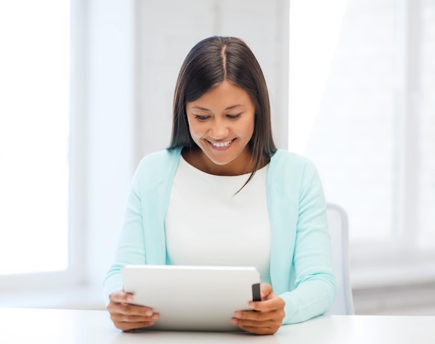Büro-, Geschäfts-, Bildungs-, Technologie- und Internetkonzept - Geschäftsfrau oder Studentin mit Tablet-PC