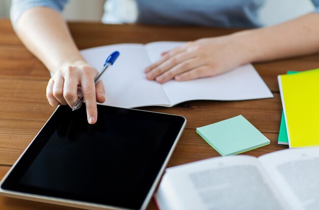 büro-, geschäfts-, bildungs-, technologie- und internetkonzept - nahaufnahme von student oder frau mit tablet-pc-computer und notebook zu hause