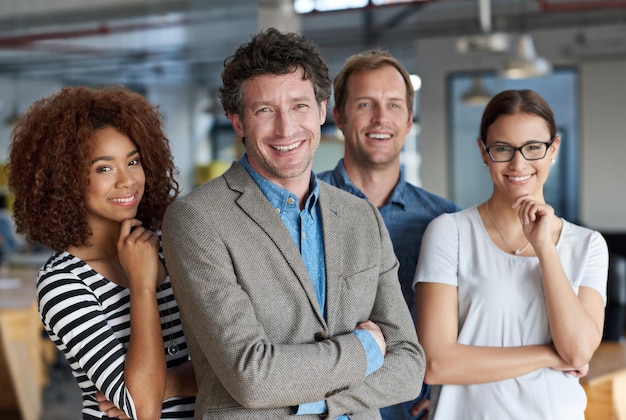 Büro-Geschäftsleute und Team im Porträt mit Selbstvertrauen oder Werbung des Unternehmens Lächeln Zusammenarbeit und Allianz mit Einheit oder wir stellen mit Stolz Ehrgeiz und Positivität am Arbeitsplatz ein