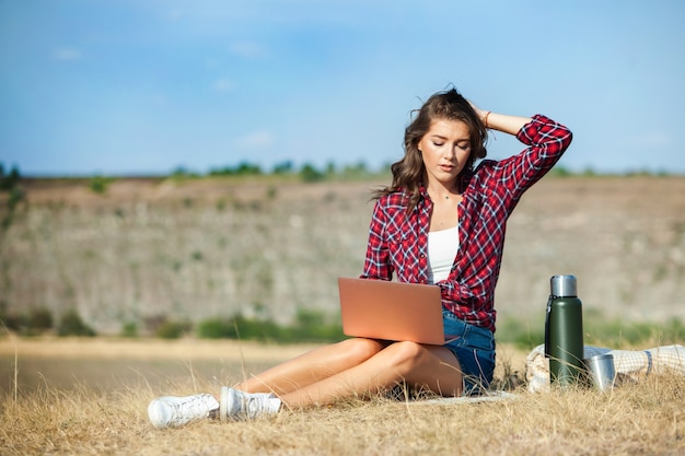 Büro im Freien. Freiberuflerin arbeitet am Laptop