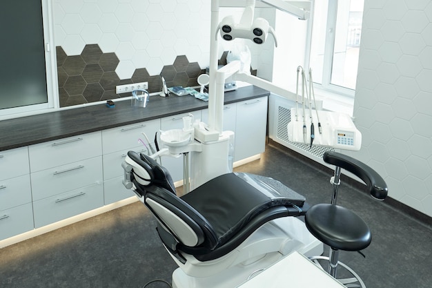 Büro in modernen Zahnkliniken, ausgestattet mit Sesseln und stomatologischen Geräten