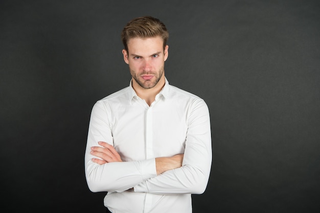 Büro ist mein Element. Angestellter als Angestellter. Mann gut gepflegtes formelles elegantes Hemd. Büro- und Middle-Chain-Management. Herrenmode formalen Stil. Kerl hübscher Büroangestellter. Arbeiten formelle Kleiderordnung.