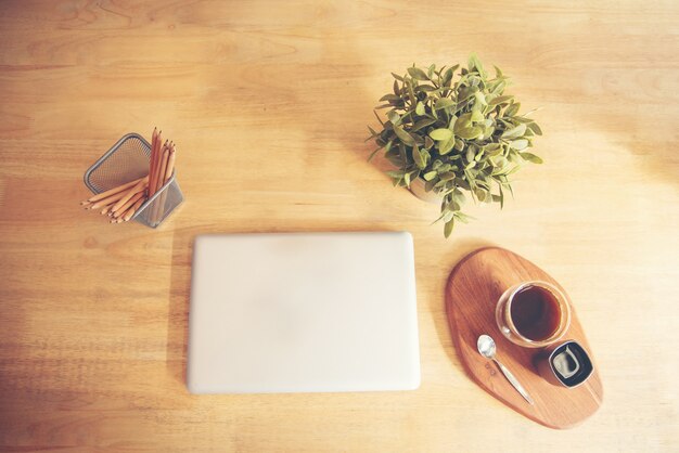 Büro-Laptop-Business-Finanzdokumentendiagramm und Grafik auf Holztisch mit Kaffeetasse