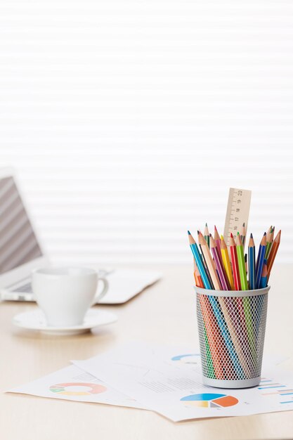 Büro mit Laptopstiften und Kaffee