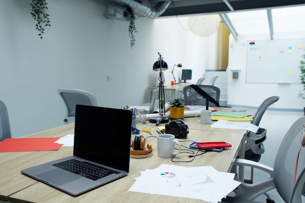 Büro ohne Mitarbeiter Besprechungsraum ohne Mitarbeiter leerer Raum für die Ruhe der Mitarbeiter