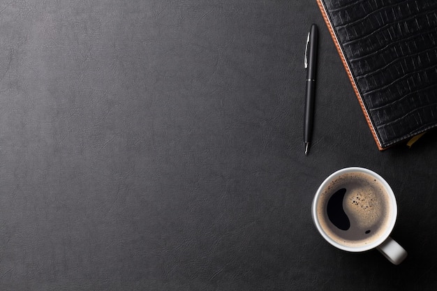 Büro-Schreibtisch aus Leder mit Kaffee und Zubehör