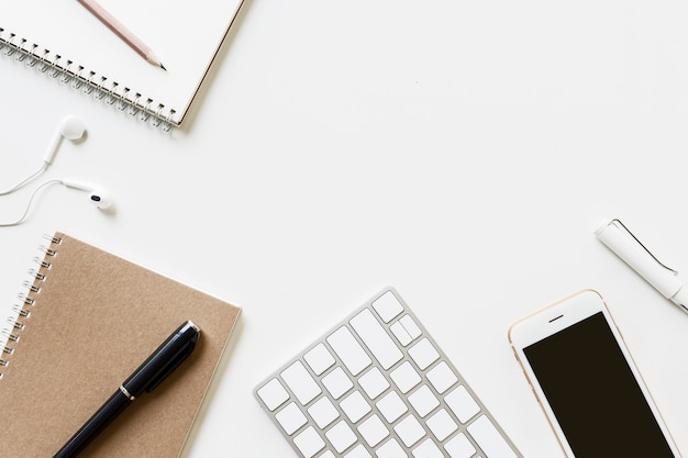 Büro Tisch Draufsicht Ausrüstung, Notebook, Stift, Smartphone