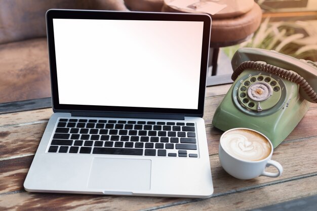 Büro Zeug mit Laptop Kaffeetasse und Telefon