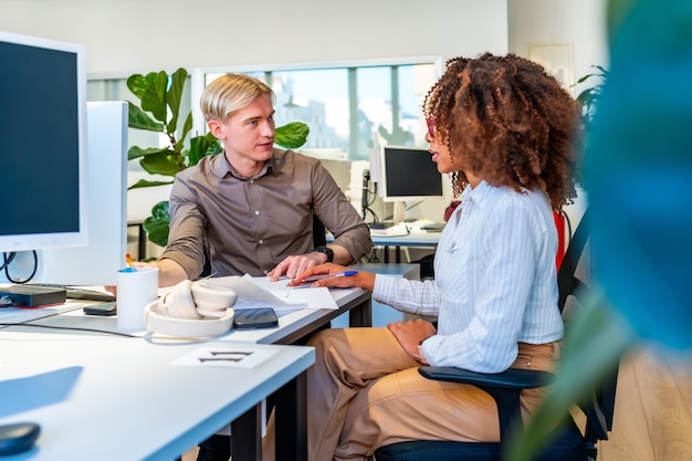 Büroangestellte besprechen Dokumente in einem Coworking-Raum