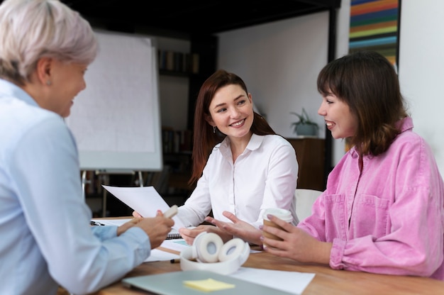 Büroangestellte, die als Team zusammenarbeiten