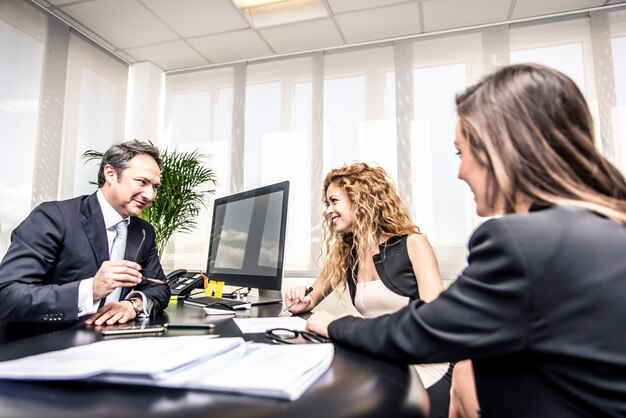 Büroangestellte, die über Geschäftspläne arbeiten und sprechen