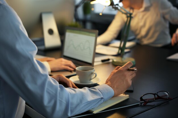 Büroangestellte mit Geschäftstreffen