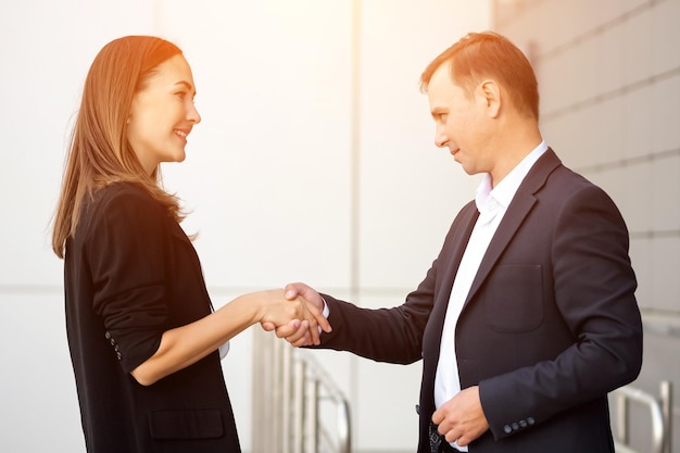 Büroangestellte schütteln sich die Hand mit der Perspektive eines gemeinsamen Projekts