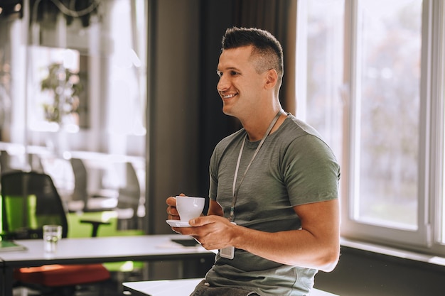 Büroangestellter beim Kaffeetrinken während der Kaffeepause