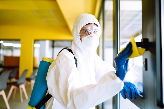 Büroangestellter mit Gesichtsmaske, der im Büro arbeitet Das Konzept zur Verhinderung der Ausbreitung der Epidemie