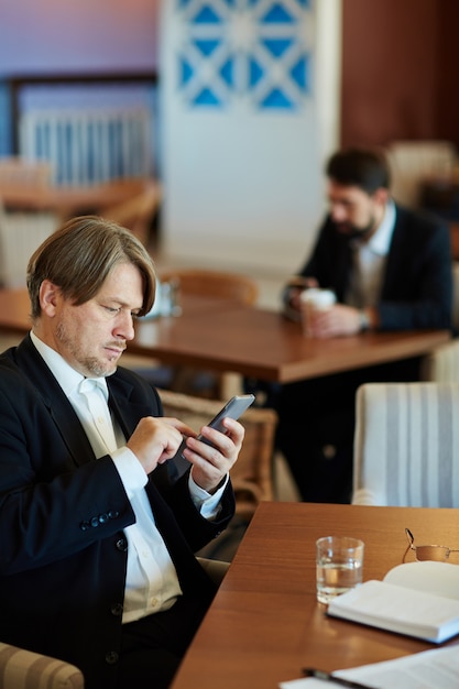 Büroangestellter mit Smartphone