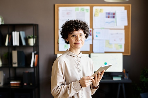 Büroangestellter mit Tablet-PC im Büro