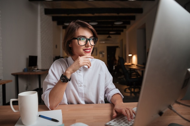 Büroangestellter. Model mit Brille