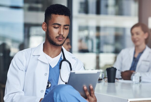 Büroangestellter oder Arzt mit Tablet, der E-Mail-Forschungsbericht liest oder den Krankenhausplan überprüft, klinisches Treffen und medizinischer Fachmann auf einer digitalen App für Telehealth-Netzwerk oder Online-Beratung