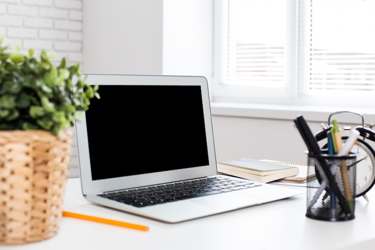 Foto büroarbeitsplatz mit laptop