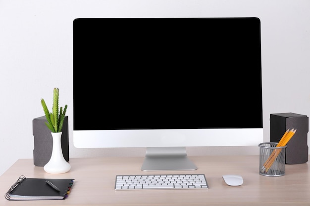 Büroarbeitsplatz mit modernem Computer