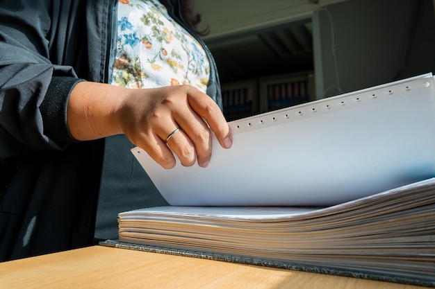 Bürodokumente Papier in Aktenordnern im Aktenschrank x9