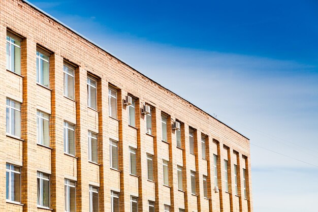 Bürogebäude aus Backstein unter blauem Himmel