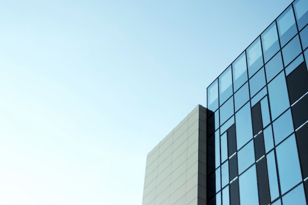 Bürogebäude aus Glas, Blick auf den Himmel in den Fenstern.