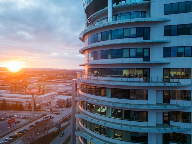 Bürogebäude bei Nacht Luftdrohnenansicht