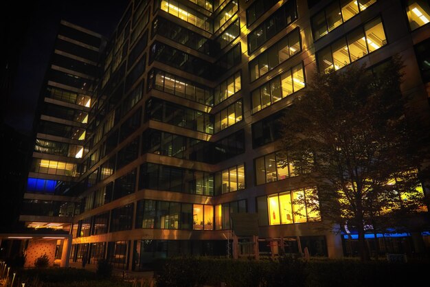 Bürogebäude-Fassade mit beleuchteten Fenstern in der Nacht City Warschau Innenstadt mit Himmel