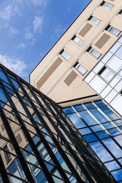 Bürogebäude hautnah mit großen Glasfenstern