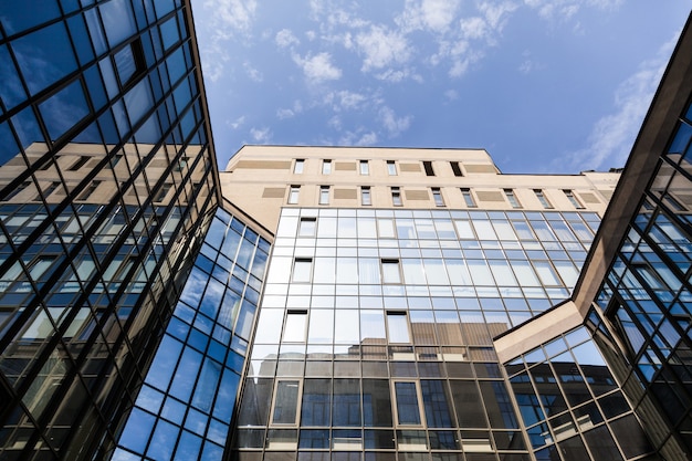 Foto bürogebäude hautnah mit großen glasfenstern