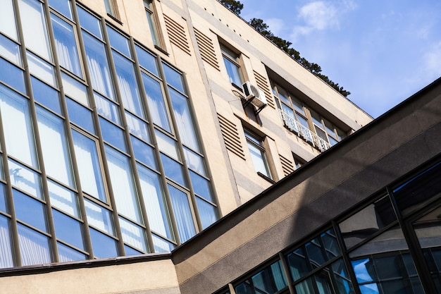 Bürogebäude hautnah mit großen Glasfenstern