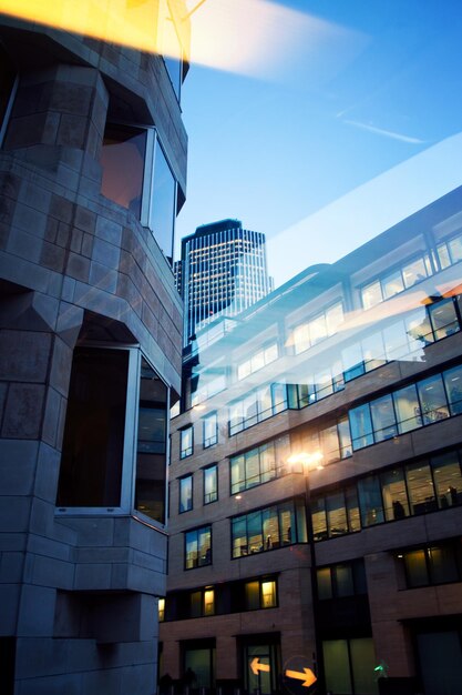 Bürogebäude in der Londoner City bei Nacht