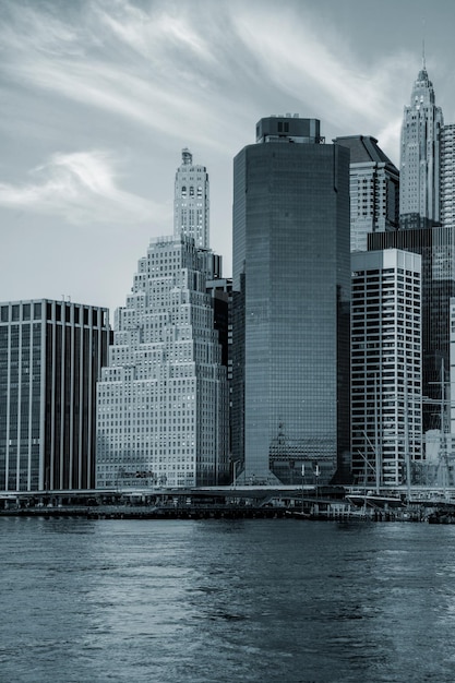 Bürogebäude in Manhattan berühmtes Wahrzeichen von New York schwarz-weiß getönten New York City USA