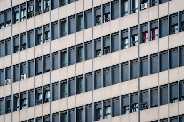 Bürogebäude mit Fensterreihen