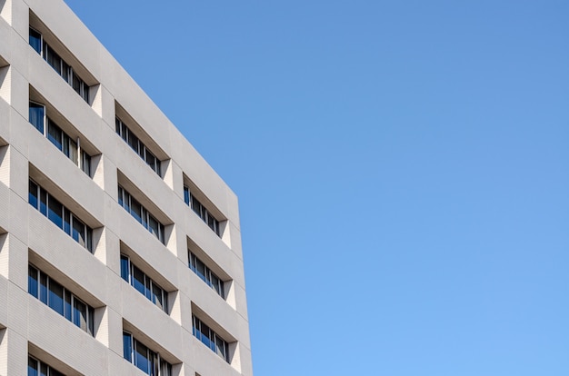 Bürogebäude und blauer Himmel