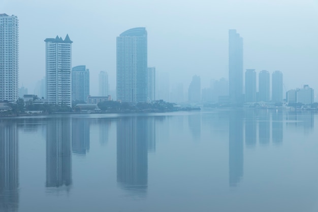 Bürogebäude und Eigentumswohnungen in Bangkok mit Chao Phraya River und Chips. Bürogebäude unter Smog in Sathorn Bangkok. Smog PM 2.5 ist eine Art Luftverschmutzung. Bangkok City in der Luftverschmutzung.