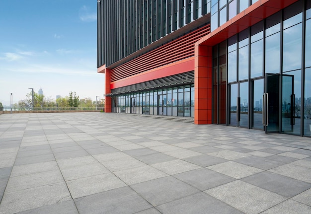 Bürogebäude und Garten in einem Geschäftspark