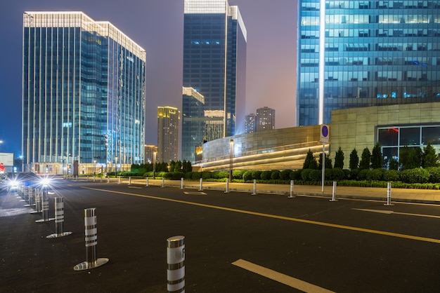 Bürogebäude und Landstraßen nachts im Finanzzentrum, Chongqing, China