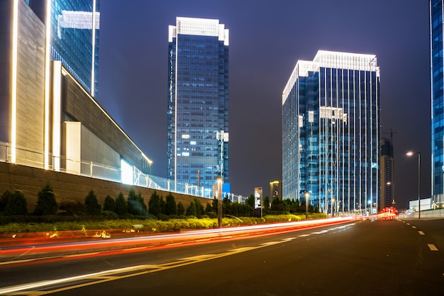 Bürogebäude und Landstraßen nachts im Finanzzentrum, Chongqing, China