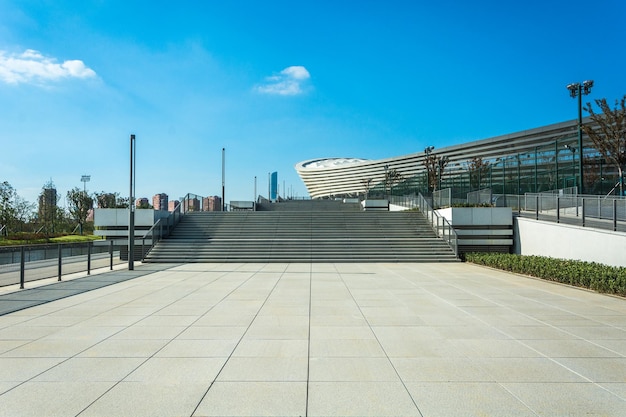 Bürogebäude und Straße in Shanghai