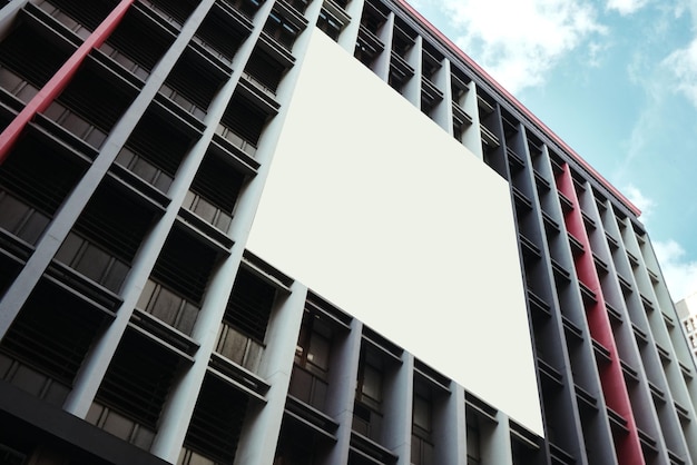 Bürogebäudewand und leere Werbetafel in der Stadt mit Platz für Werbemarketing oder Promotion im städtischen CBD. Leeres Poster oder Modell für Ankündigungsbanner mit Informationsbranding oder Promo