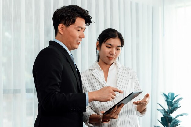 Bürokollege diskutiert Geschäftsstrategie für das Konzept der Harmonie im Büro