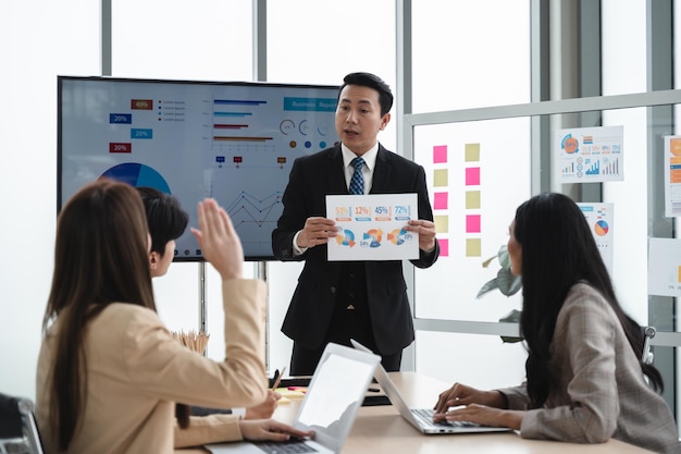 Bürokollegen, die während des Treffens im Konferenzraum zwanglose Diskussionen führen Business- und Bürokonzept-Business-Team mit Laptops und Dokumenten