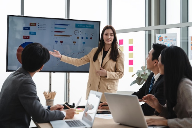 Bürokollegen, die während des Treffens im Konferenzraum zwanglose Diskussionen führen Business- und Bürokonzept-Business-Team mit Laptops und Dokumenten