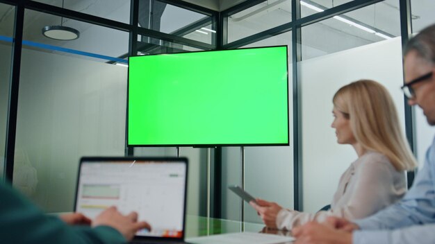 Foto bürokollegen suchen chromakey präsentation nahaufnahme ernsthafte menschen arbeiten