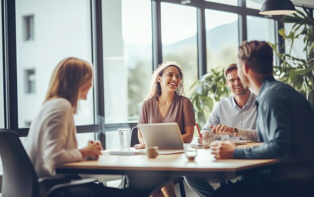 Bürokollegen unterhalten sich freundlich