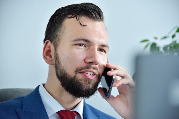 Büroleiter spricht über Mobiltelefon